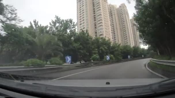 Vista del veicolo attraverso il parabrezza dell'auto in movimento sulla strada della città
 - Filmati, video