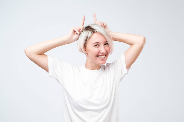 遊び心のある十代の少女ドレッシング白 t シャツを示す角色の髪型 - 写真・画像