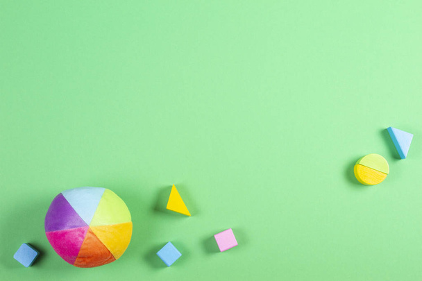 Renkli top ve yeşil zemin üzerine ahşap tuğla ile bebek çocuklar oyuncak çerçeve - Fotoğraf, Görsel