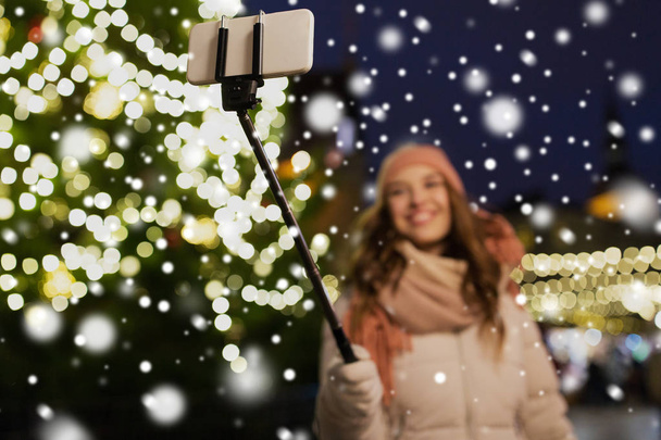 young woman taking selfie at christmas town - Foto, afbeelding