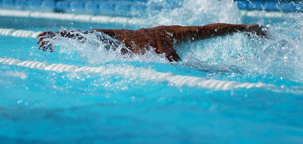 nadador atleta nadar mariposa golpe en pista de billar
 - Foto, Imagen