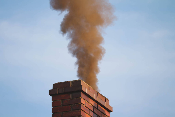 Gęsty dym kłębiące się komin domu zanieczyszczeniem powietrza / smog  - Zdjęcie, obraz