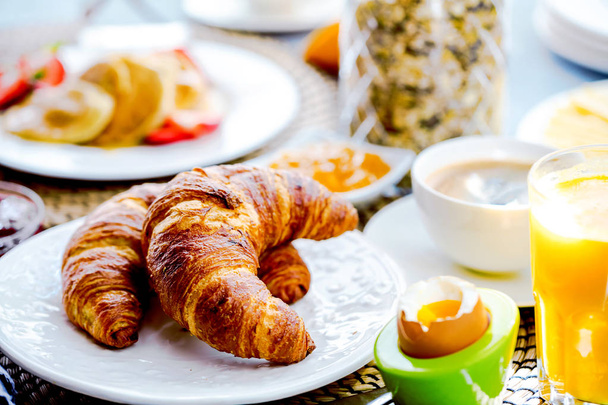 Breakfast served with coffee, orange juice, croissants, cereals and fruits. Balanced diet. - Foto, Imagen