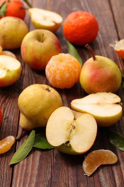 poires, pommes et clémentines sur table en bois
 - Photo, image