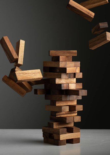 木製ジェンガ ゲーム ビジネス コンセプト リスク戦略が落ちる - 写真・画像