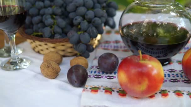 Натюрморт з кошиком з виноградом і келихом вина. Осінні фрукти, Стейдікам постріл
. - Кадри, відео