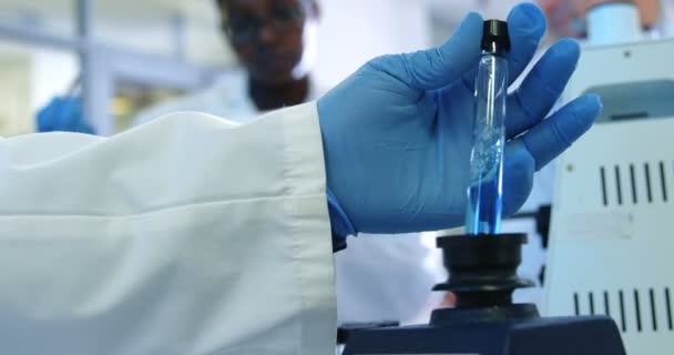 Scientist holding test tube with solution in laboratory 4k - Filmagem, Vídeo