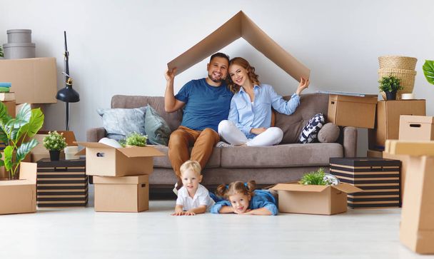 аффітна сім'я мати батько і діти переїжджають в нову квартиру і розпаковують сокиру
 - Фото, зображення