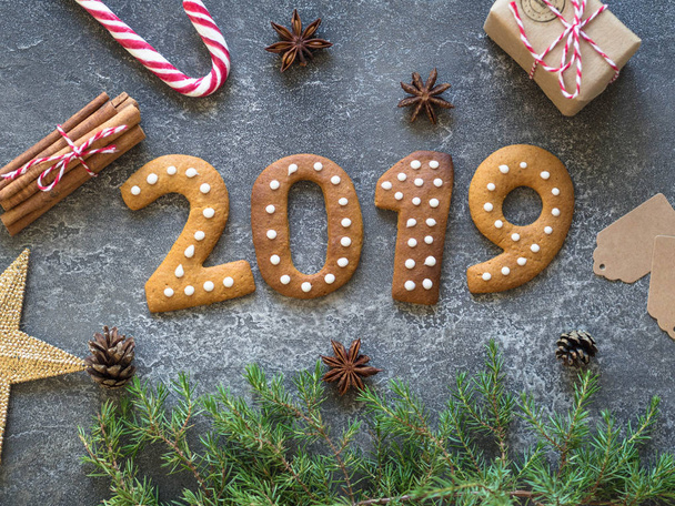 暗い背景に番号 2019 の形で生姜クリスマスまたは新年のクッキー。季節の包装と新年の属性. - 写真・画像