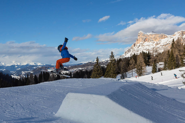 Skiër in actie: Ski Jumping in de berg Snowpark. - Foto, afbeelding
