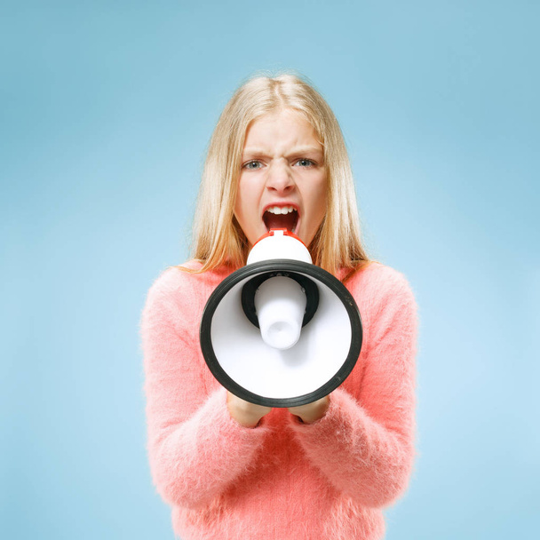 The little girl making announcement with megaphone - 写真・画像