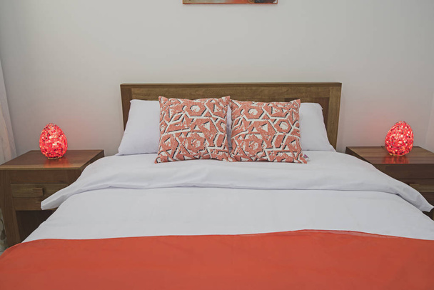 Lüks iç tasarım dekor dekorasyon ev yatak odası ahşap mobilyalar ve çift kişilik yatak ile göster - Fotoğraf, Görsel