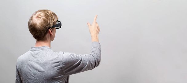 Young man using a virtual reality headset - Foto, afbeelding