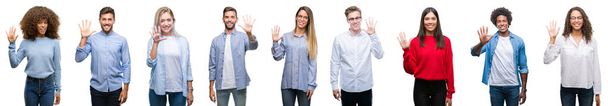 Samenstelling van Afro-Amerikaanse, Spaanse en Kaukasische groep mensen over geïsoleerde witte achtergrond weergeven en met de vingers omhoog nummer vijf terwijl lacht zelfverzekerd en blij. - Foto, afbeelding