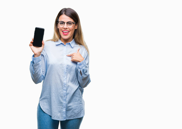 Nuori kaunis liiketoiminnan nainen osoittaa tyhjä näyttö älypuhelimen yli eristetty tausta yllätys kasvot sormella itsekseen
 - Valokuva, kuva