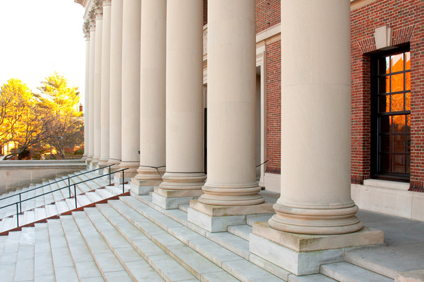 ハーバード大学の図書館の入り口と手順 - 写真・画像