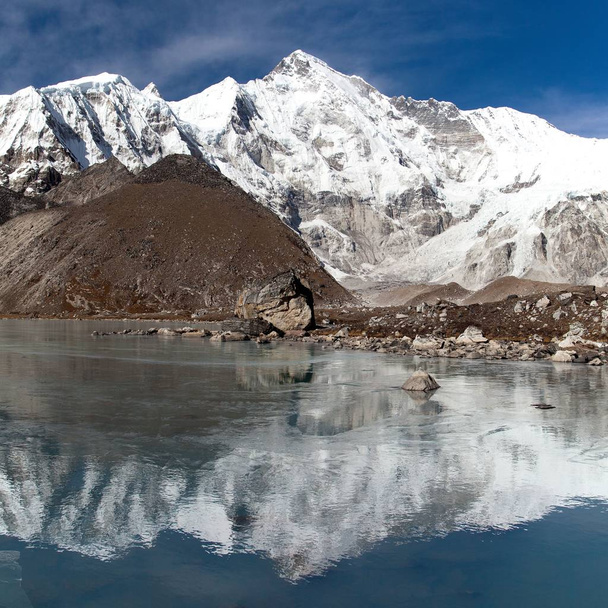 view of Cho Oyu mirroring in lake - Cho Oyu base camp - Everest trek - Nepal Himalayas mountains - Fotoğraf, Görsel