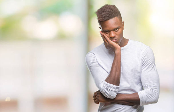 Afro-amerikai fiatalember több, mint az elszigetelt háttér gondolkodás látszó fáradt, és unatkozni a depresszió problémák karokkal. - Fotó, kép