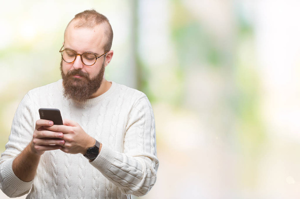 Jovem caucasiano hipster homem mensagem enviando mensagem usando smartphone sobre fundo isolado com uma expressão confiante no rosto inteligente pensando sério
 - Foto, Imagem