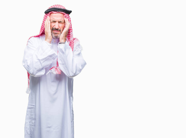 Ανώτερος Αραβικά άνθρωπος φορώντας keffiyeh πάνω από το απομονωμένο φόντο με το χέρι στο κεφάλι για πόνο στο κεφάλι, γιατί το άγχος. Υποφέρουν ημικρανία. - Φωτογραφία, εικόνα