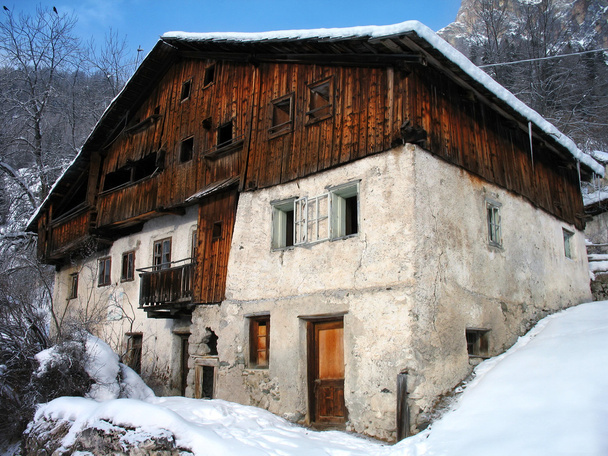 Maison abandonnée dans la neige
. - Photo, image
