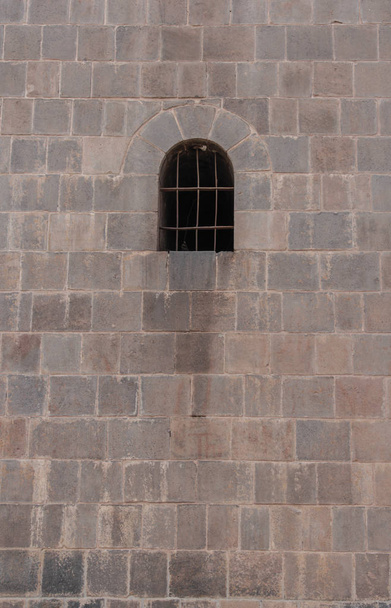 Chiesa cattolica coloniale dettaglio di architettura della finestra in Cuzco Perù. Scolpito a mano in pietra
. - Foto, immagini