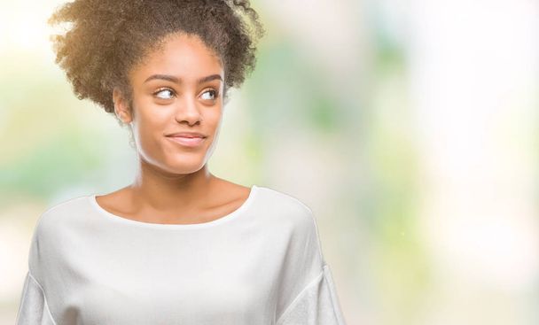Mladá Američanka afro pohlaví izolované pozadí vypadající strana a vytřeštěné pryč myšlení. - Fotografie, Obrázek