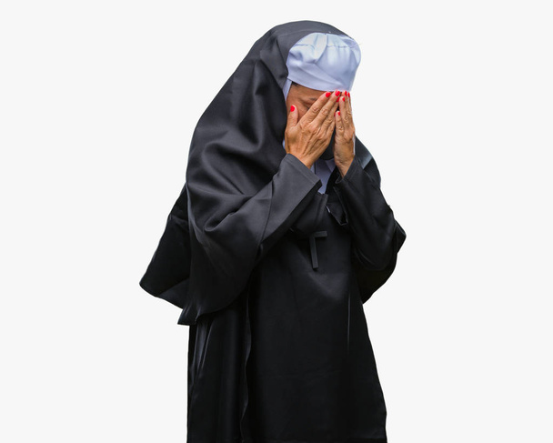 Středního věku žena starší křesťanské katolické jeptišky izolované pozadí se smutným výrazem pokrývající obličej rukama a plakat. Koncept deprese. - Fotografie, Obrázek