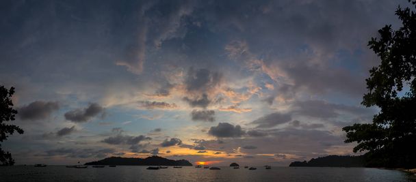 Panorama céu pôr-do-sol na costa oceânica da Tailândia
 - Foto, Imagem