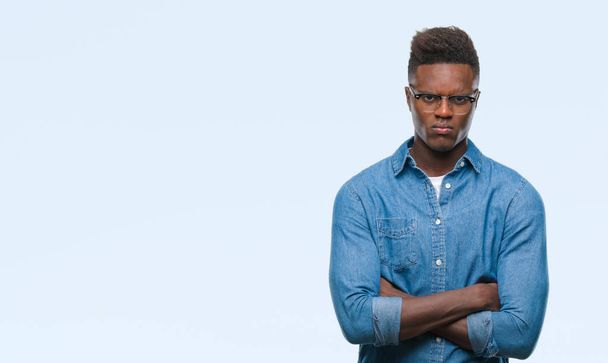 Afrikalı-Amerikalı genç izole arka plan şüpheci ve sinir, onaylamayan ifade yüz çapraz kolları üzerinde. Negatif kişi. - Fotoğraf, Görsel