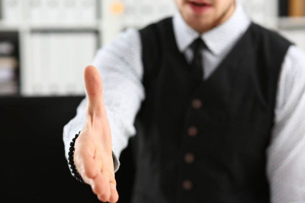 Homme en costume et cravate donner la main comme bonjour dans le gros plan de bureau
 - Photo, image