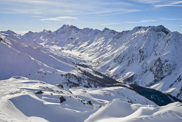 Сонячний день грудня в Альпах Silvretta - Зимова погляд на снігу охоплює схили гір та Синє небо (Австрія)  - Фото, зображення