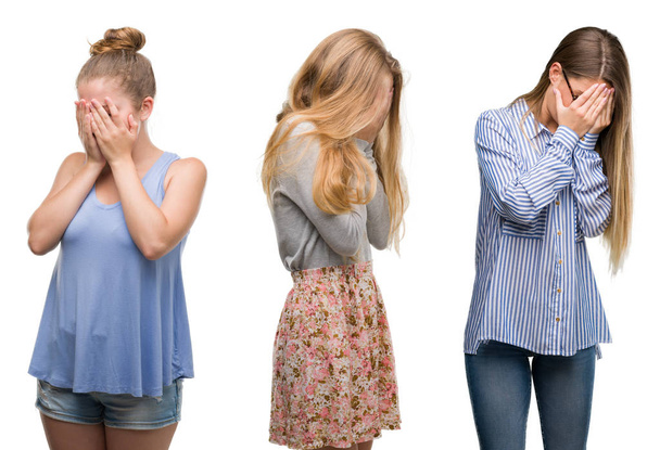 Collage de groupe de femmes blondes sur fond isolé avec expression triste couvrant le visage avec les mains tout en pleurant. Concept de dépression
. - Photo, image