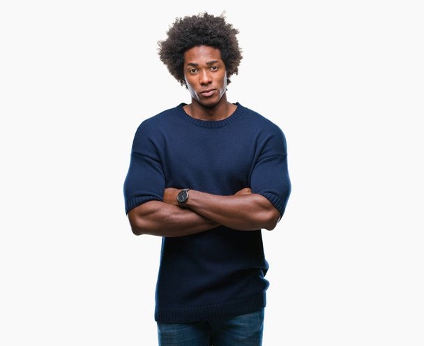 Uomo afroamericano su sfondo isolato scettico e nervoso, espressione di disapprovazione sul viso con le braccia incrociate. Persona negativa
. - Foto, immagini