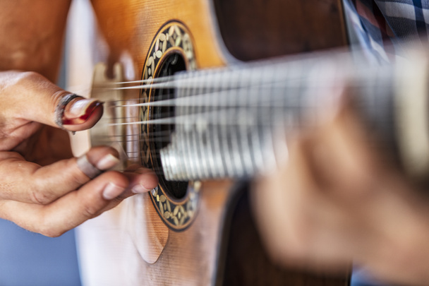 Λεπτομέρεια της κλασσικής κιθάρας Πορτογαλικά. Χρησιμοποιούνται για Φάντο. - Φωτογραφία, εικόνα