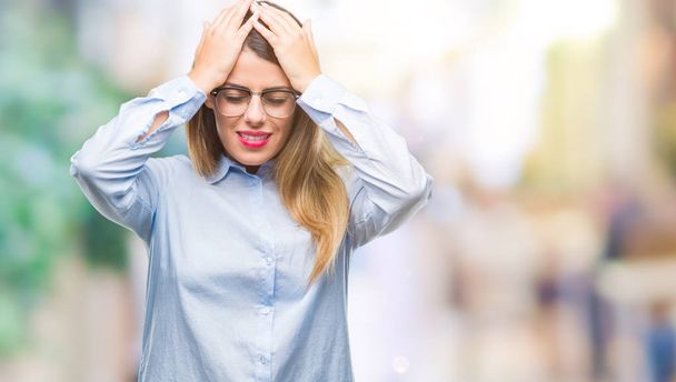 Nuori kaunis liiketoiminnan nainen yllään lasit yli eristetty tausta kärsii päänsärky epätoivoinen ja stressaantunut, koska kipu ja migreeni. Kädet pään päälle.
. - Valokuva, kuva