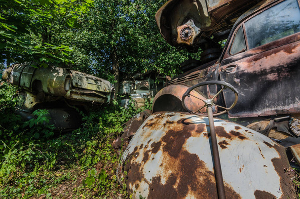 Terk edilmiş araba mezarlığı üzerinde araba yedek parçaları - Fotoğraf, Görsel
