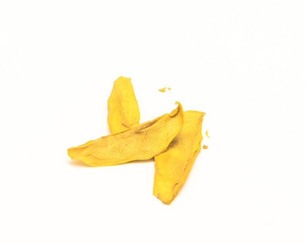 Studio zrzut stosu surowego organicznych suszone mango na białym tle. Szczegół zdrowe przekąski, owoc smaczny kawałek suchej z miejsca kopii - Zdjęcie, obraz