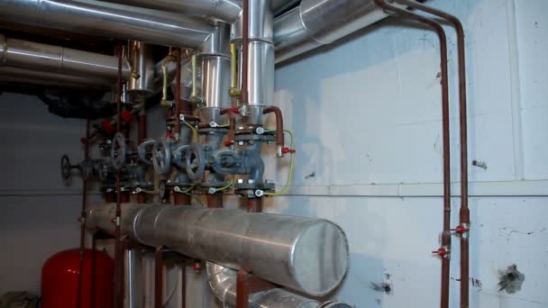 Potrubí a ventily kohoutek systému vytápění - Záběry, video