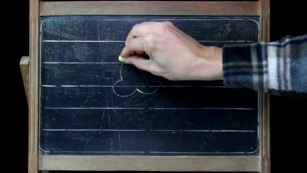 Mann zeichnet einen Hasen auf die Tafel - Filmmaterial, Video