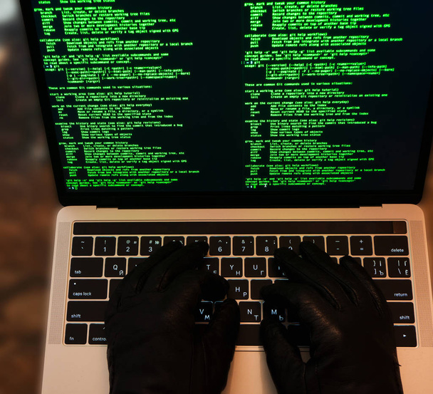 Conceito de crime informático, hacker a invadir o local. Muitos dígitos na tela do computador. Vista superior
 - Foto, Imagem