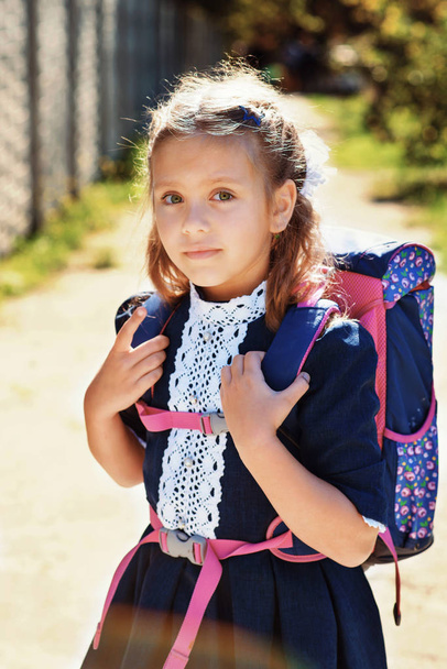 school girl with backpack going  to the school - Zdjęcie, obraz
