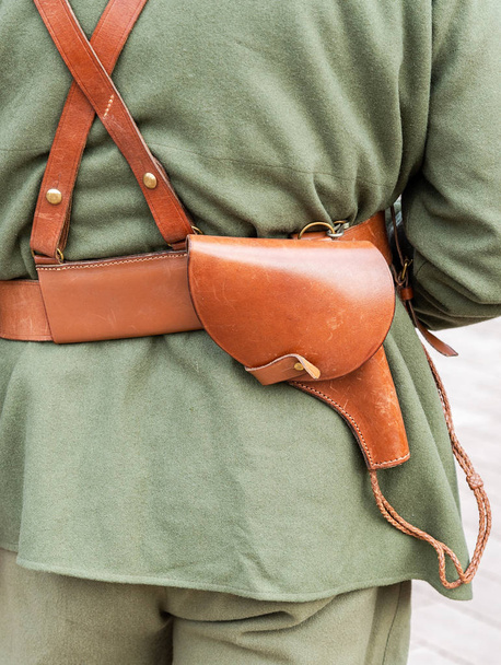 Étui en cuir vintage sur la ceinture. Uniforme rétro de l'armée russe
 - Photo, image