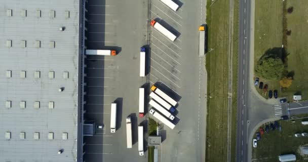 Vídeo aéreo de drones del centro de distribución. Concepto logístico y de transporte
 - Metraje, vídeo