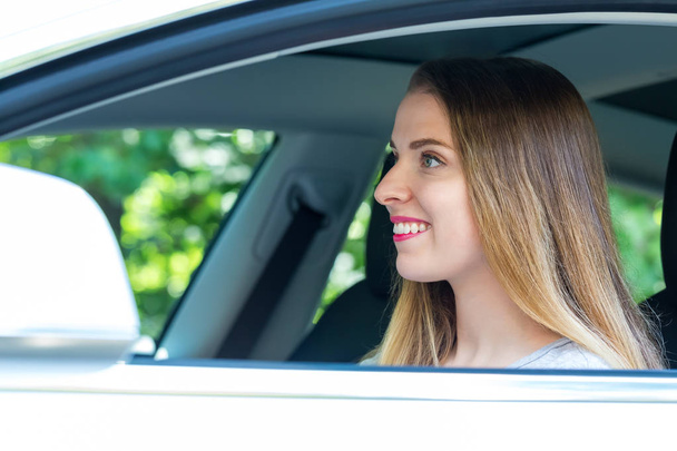 Mujer joven feliz en un coche nuevo
 - Foto, Imagen