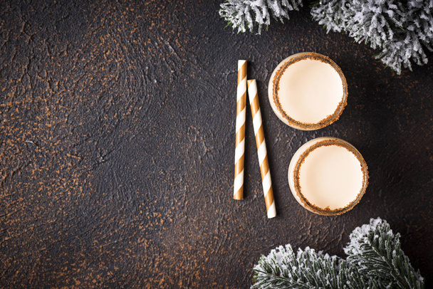 ガラスの伝統的なクリスマス冬ドリンク エッグノッグ - 写真・画像