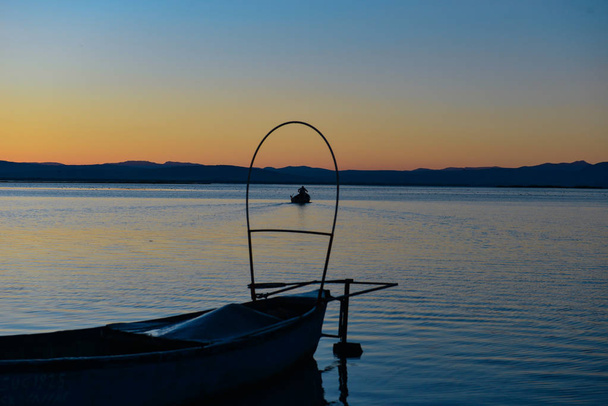 barco de pesca para trabajar y la hora del amanecer
 - Foto, imagen