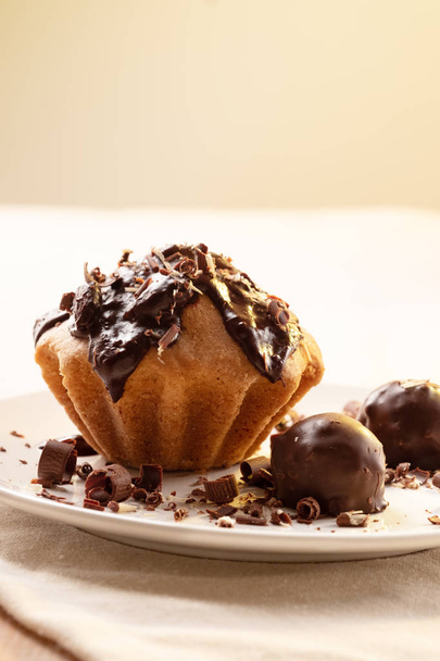 Cupcake drizzled with chocolate, chocolate candies, chocolate chips. Dessert for lovers of sweets homemade - Foto, immagini