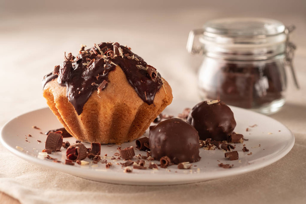 Cupcake drizzled with chocolate, chocolate candies, chocolate chips. Dessert for lovers of sweets homemade - Φωτογραφία, εικόνα