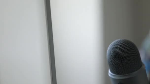 Slo Mo Снимок профессионального микрофона и компьютера на современном рабочем столе
 - Кадры, видео